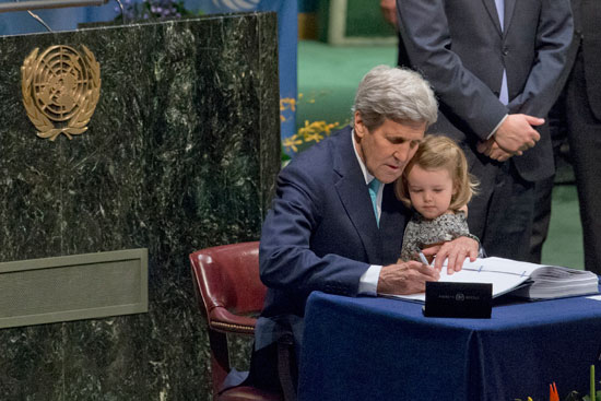 حفيدة كيرى تشهد التوقيع على اتفاق المناخ بالأمم المتحدة (12)
