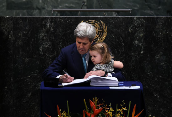 حفيدة كيرى تشهد التوقيع على اتفاق المناخ بالأمم المتحدة (2)