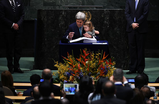 حفيدة كيرى تشهد التوقيع على اتفاق المناخ بالأمم المتحدة (5)