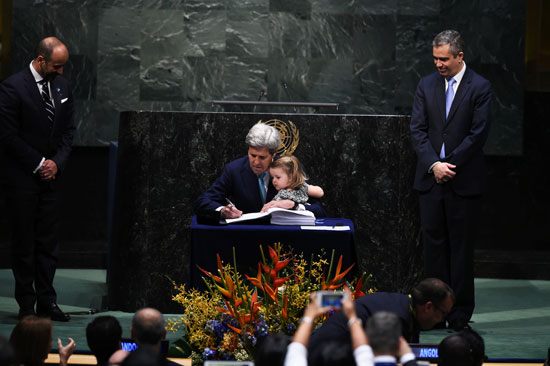 حفيدة كيرى تشهد التوقيع على اتفاق المناخ بالأمم المتحدة (6)