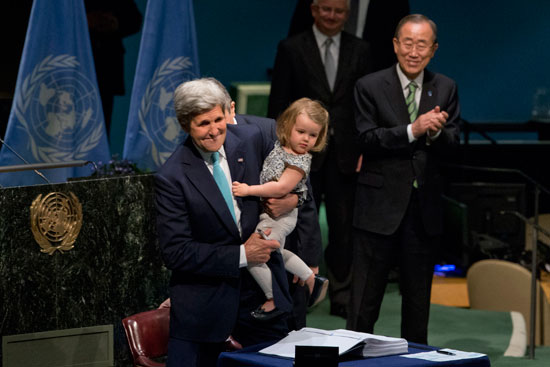 حفيدة كيرى تشهد التوقيع على اتفاق المناخ بالأمم المتحدة (7)