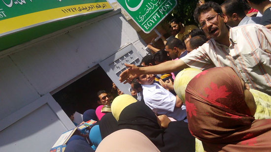 ازدحام المواطنين أمام مكتب بريد مايو (1)