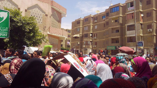 ازدحام المواطنين أمام مكتب بريد مايو (2)