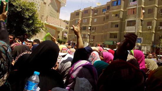 ازدحام المواطنين أمام مكتب بريد مايو (3)