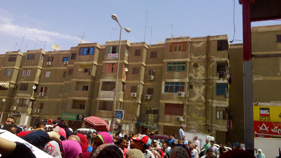 ازدحام المواطنين أمام مكتب بريد مايو (4)