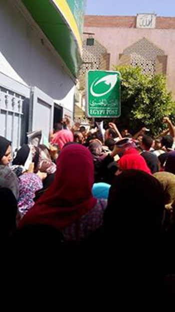 ازدحام المواطنين أمام مكتب بريد مايو (5)