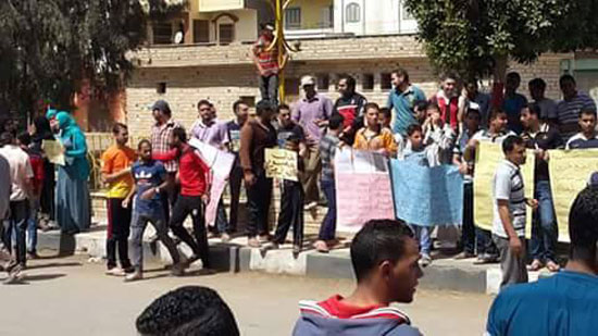 وقفة احتجاجية أمام مستشفى بنى عبيد المركزى (3)