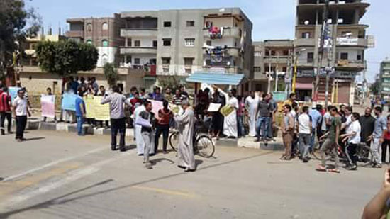 وقفة احتجاجية أمام مستشفى بنى عبيد المركزى (6)
