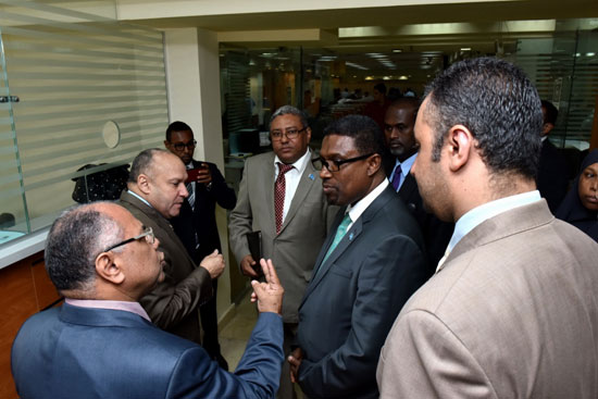 رئيس هيئة الاستثمار يستقبل سفير الصومال  (1)