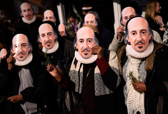 البريطانيون يطوفون شوارع مسقط رأس شكسبير بمناسبة 400 عام على رحيله (1)