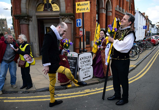 البريطانيون يطوفون شوارع مسقط رأس شكسبير بمناسبة 400 عام على رحيله (2)