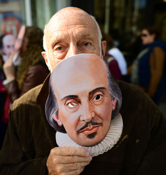 البريطانيون يطوفون شوارع مسقط رأس شكسبير بمناسبة 400 عام على رحيله (3)