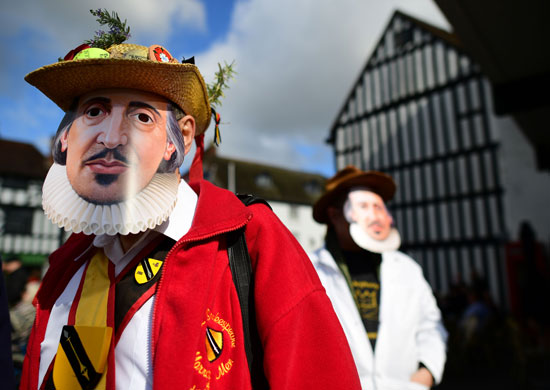 البريطانيون يطوفون شوارع مسقط رأس شكسبير بمناسبة 400 عام على رحيله (4)