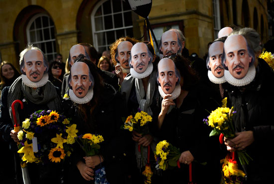 البريطانيون يطوفون شوارع مسقط رأس شكسبير بمناسبة 400 عام على رحيله (11)