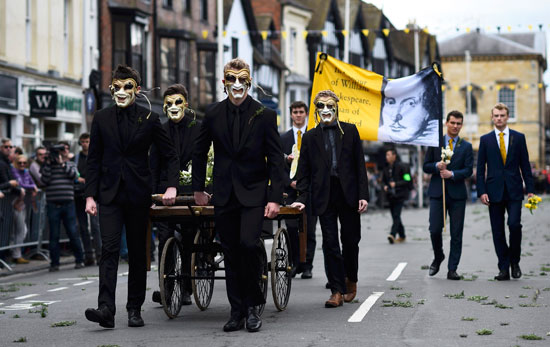 البريطانيون يطوفون شوارع مسقط رأس شكسبير بمناسبة 400 عام على رحيله (12)