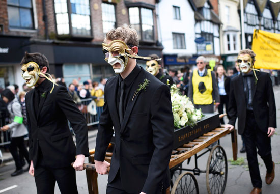 البريطانيون يطوفون شوارع مسقط رأس شكسبير بمناسبة 400 عام على رحيله (13)