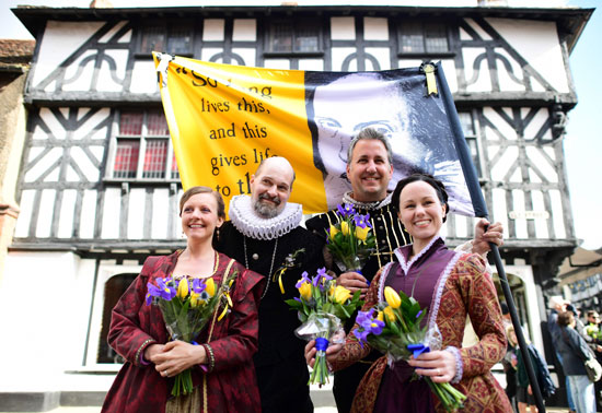 البريطانيون يطوفون شوارع مسقط رأس شكسبير بمناسبة 400 عام على رحيله (15)