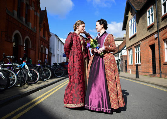 البريطانيون يطوفون شوارع مسقط رأس شكسبير بمناسبة 400 عام على رحيله (16)