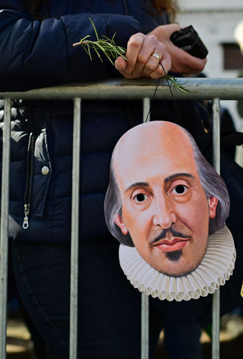 البريطانيون يطوفون شوارع مسقط رأس شكسبير بمناسبة 400 عام على رحيله (20)