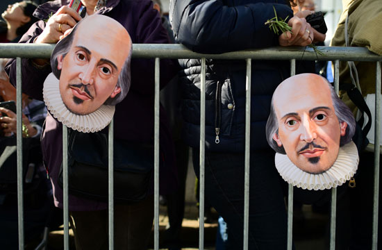 البريطانيون يطوفون شوارع مسقط رأس شكسبير بمناسبة 400 عام على رحيله (21)