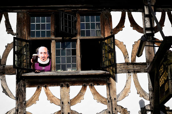 البريطانيون يطوفون شوارع مسقط رأس شكسبير بمناسبة 400 عام على رحيله (7)