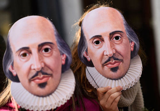 البريطانيون يطوفون شوارع مسقط رأس شكسبير بمناسبة 400 عام على رحيله (8)