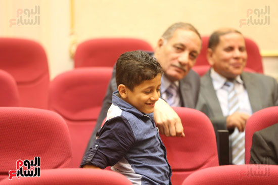 طفل يحضر انتخابات لجنة المشروعات الصغيرة بالبرلمان (2)