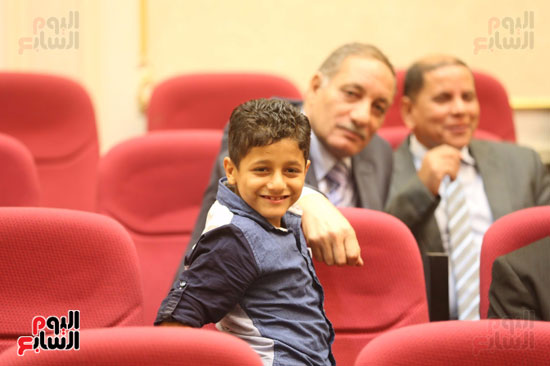 طفل يحضر انتخابات لجنة المشروعات الصغيرة بالبرلمان (5)