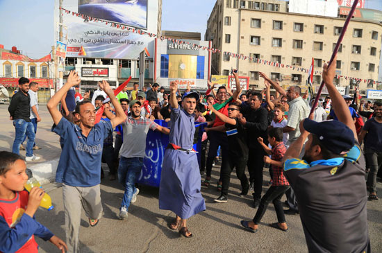 العراقيين يتظاهرون بساحة التحرير بقلب بغداد (2)