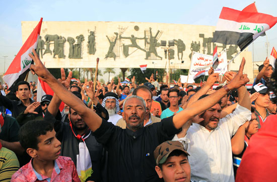 العراقيين يتظاهرون بساحة التحرير بقلب بغداد (3)