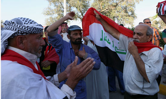 العراقيين يتظاهرون بساحة التحرير بقلب بغداد (9)