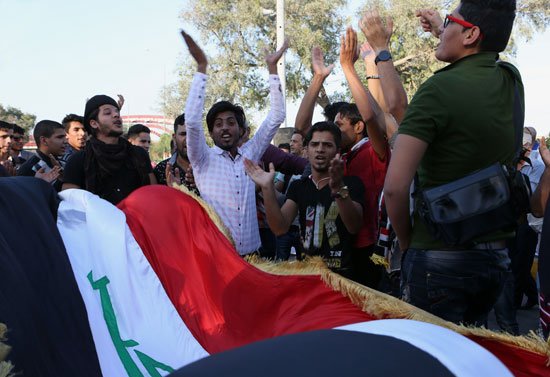 العراقيين يتظاهرون بساحة التحرير فى بغداد (10)