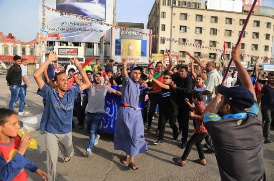 العراقيين يتظاهرون بساحة التحرير فى بغداد (2)