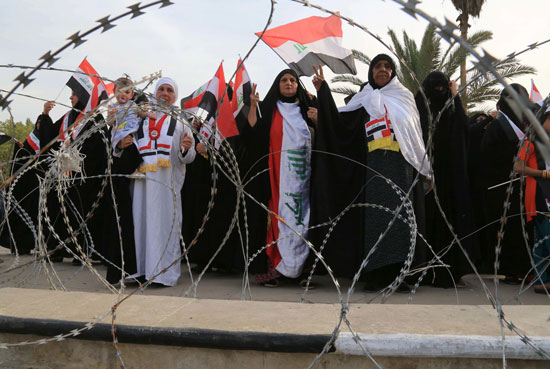 العراقيين يتظاهرون بساحة التحرير فى بغداد (5)