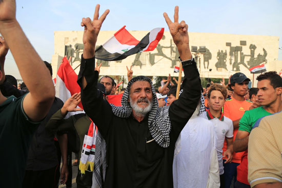 العراقيين يتظاهرون بساحة التحرير فى بغداد (7)