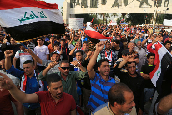 العراقيين يتظاهرون بساحة التحرير فى بغداد (8)