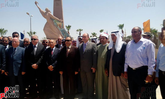 اللواء خالد فوده محافظ جنوب سيناء والمحافظين السابقين بوضع إكليل من الزهور على نصب التذكارى (1)