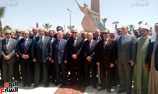 اللواء خالد فوده محافظ جنوب سيناء والمحافظين السابقين بوضع إكليل من الزهور على نصب التذكارى (2)