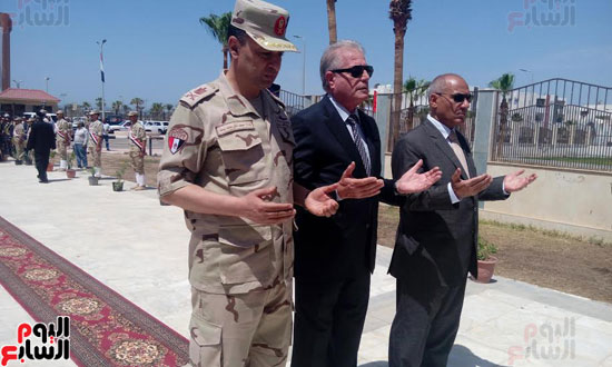 اللواء خالد فوده محافظ جنوب سيناء والمحافظين السابقين بوضع إكليل من الزهور على نصب التذكارى (3)