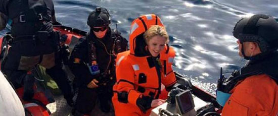 وزيرة الهجرة النرويجية تقفز فى البحر لمعايشة معاناة اللاجئين (3)