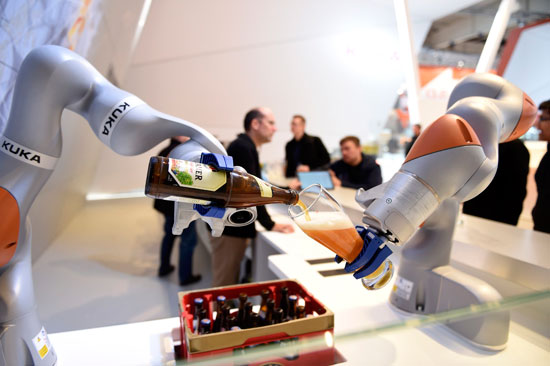روبوت جديد لتقديم المشروبات يظهر فى المعرض التجارى الصناعى بألمانيا (1)