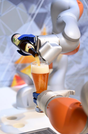 روبوت جديد لتقديم المشروبات يظهر فى المعرض التجارى الصناعى بألمانيا (2)