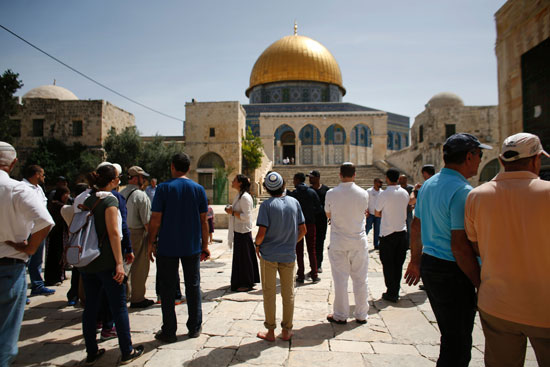 مستوطنون يقتحمون المسجد الأقصى وسط حراسة مشددة من الشرطة الإسرائيلية (1)