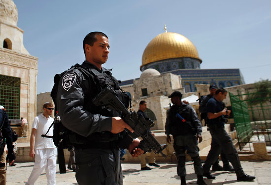 مستوطنون يقتحمون المسجد الأقصى وسط حراسة مشددة من الشرطة الإسرائيلية (2)