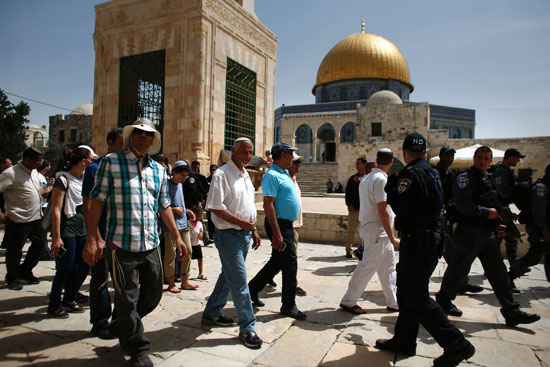 مستوطنون يقتحمون المسجد الأقصى وسط حراسة مشددة من الشرطة الإسرائيلية (5)