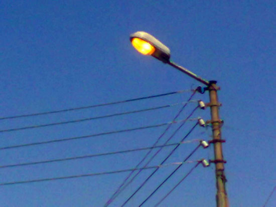 أعمدة الكهرباء مضاءة نهارا (3)