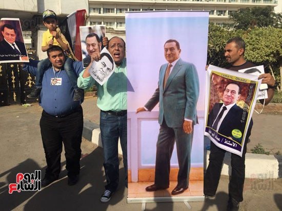 أنصار مبارك يحتفلون بذكرى تحرير سيناء أمام مستشفى المعادى العسكرى (1)
