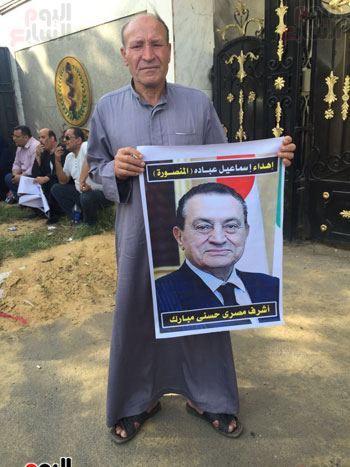 أنصار مبارك يحتفلون بذكرى تحرير سيناء أمام مستشفى المعادى العسكرى (2)