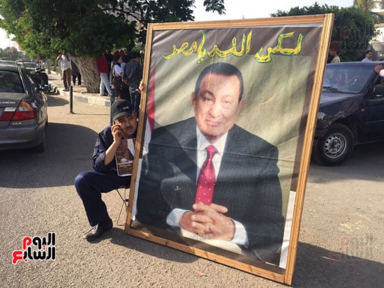 أنصار مبارك يحتفلون بذكرى تحرير سيناء أمام مستشفى المعادى العسكرى (4)