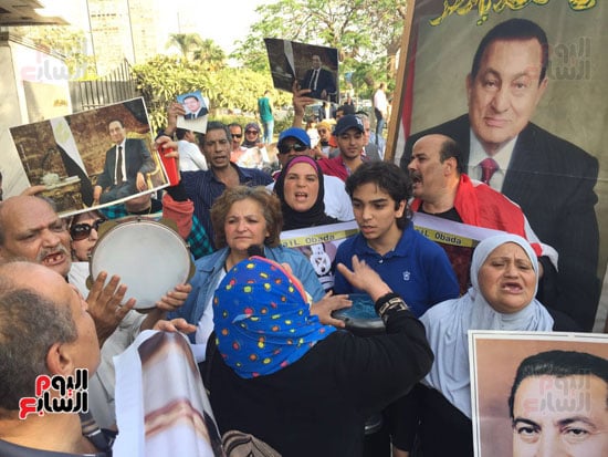 أنصار مبارك يحتفلون بذكرى تحرير سيناء أمام مستشفى المعادى العسكرى (5)